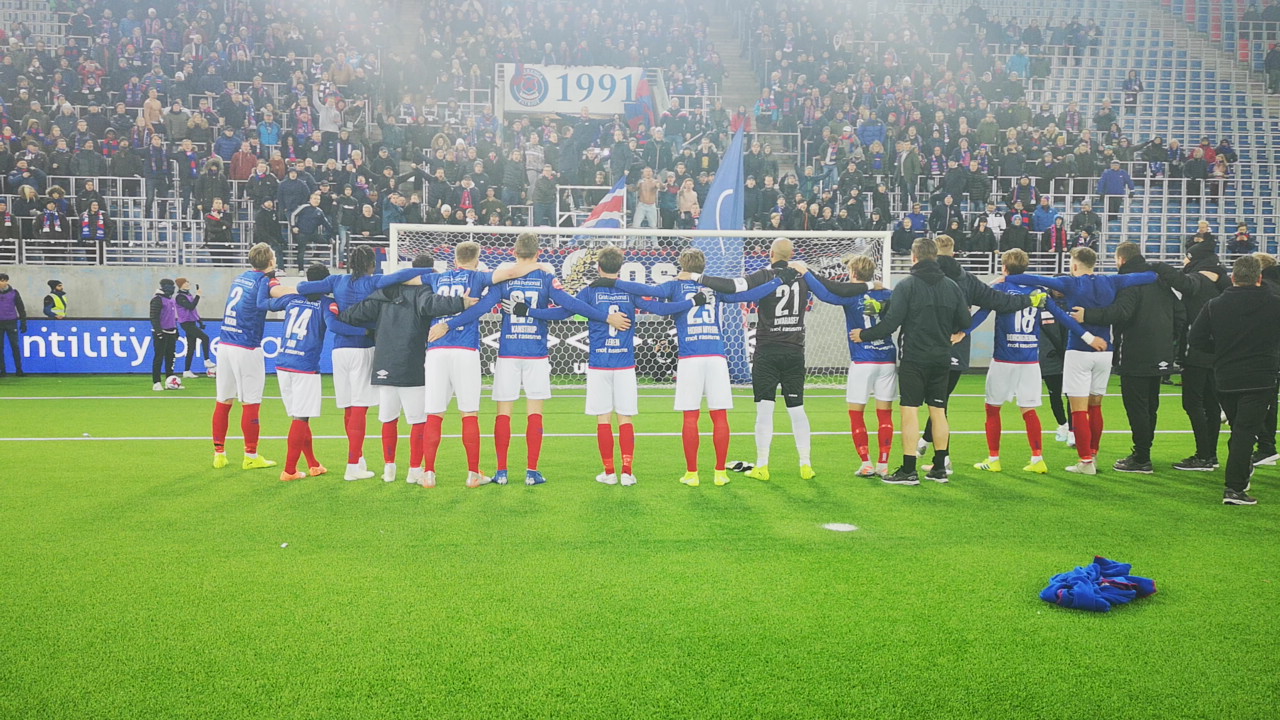 Gutta synger foran Klanen